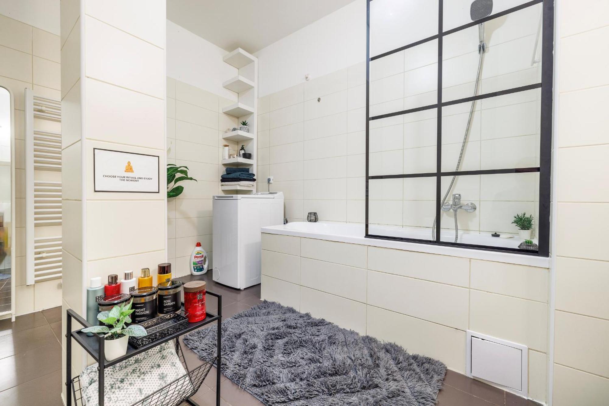 Spacious Flat & Parking Possibility, 3 Stops To Wenceslav Square Prague Exterior photo